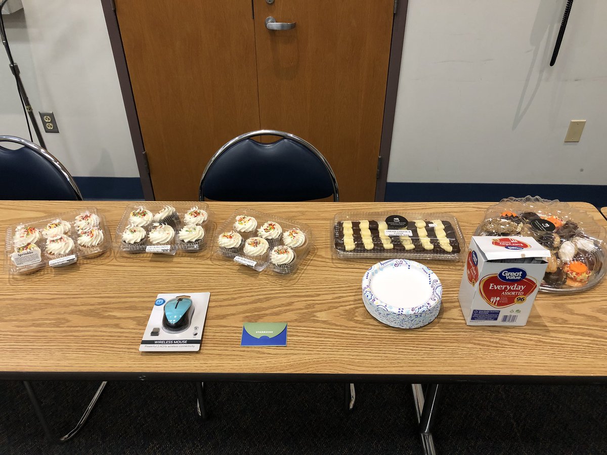 johncortazzo's tweet image. Our first #lunchandlearn @YoughHS talking Chrome extensions. Learning and good treats from @OakmontBakery #youghrocks #youghsd