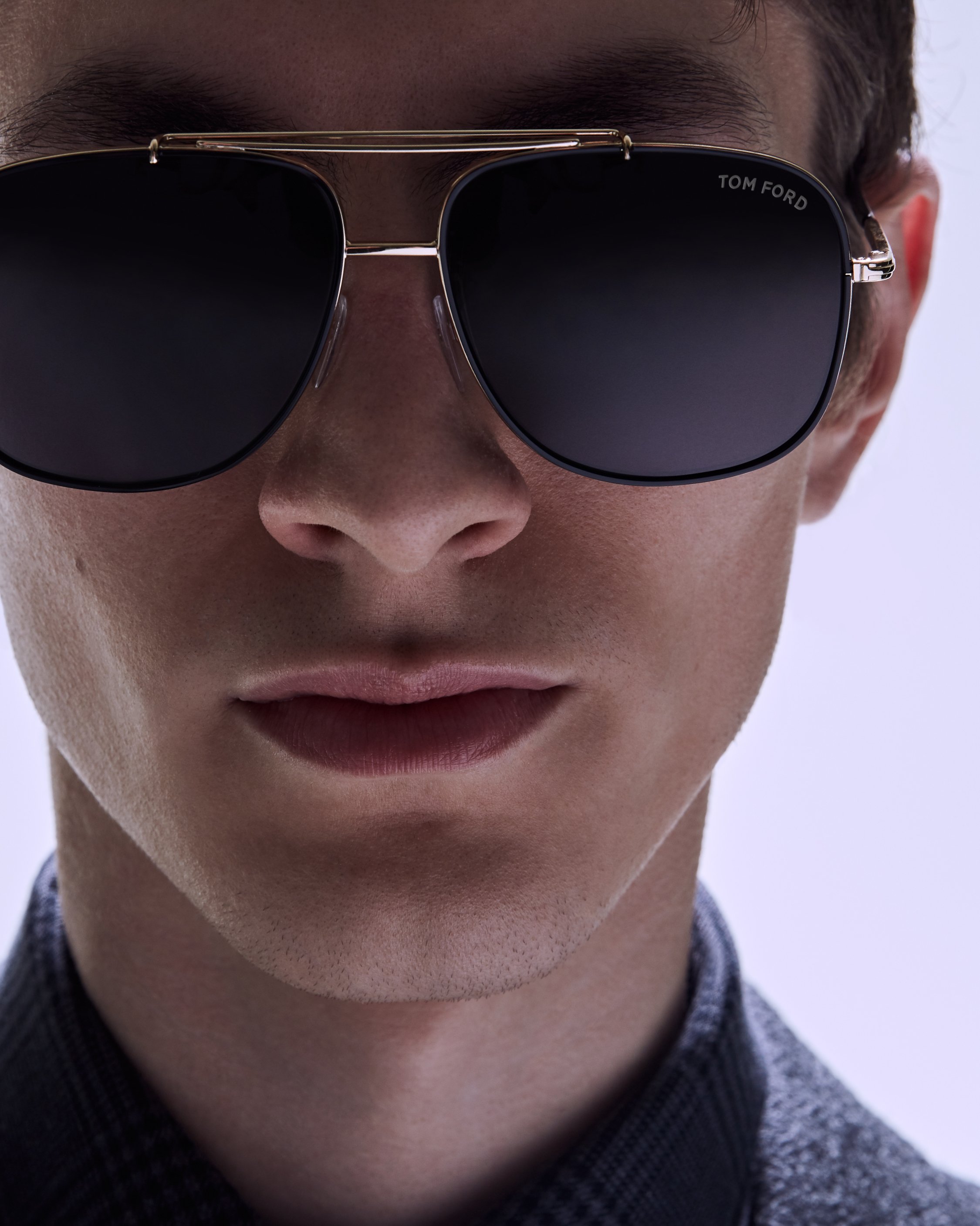 Очки солнцезащитные мужские на широкое лицо. Очки Tom Ford Aviator. Tom Ford Авиаторы мужские очки. Tom Ford 6955 очки. Tom Ford 5823 очки.