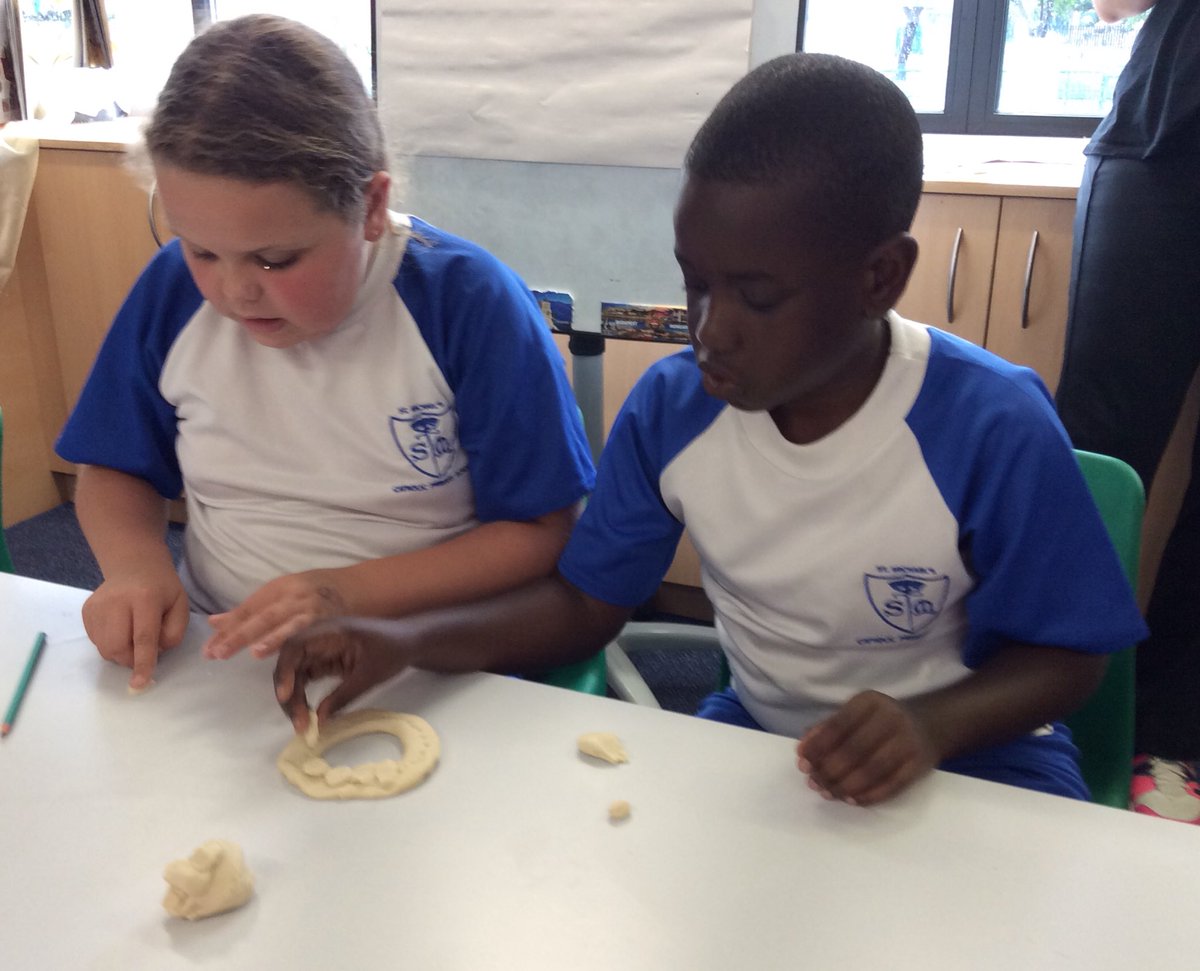 HotshotsStm's tweet photo. We are learning all about teeth! We used mirrors to look at the shape of individual teeth. Then we made models. #stmy4science #stmy4animalsincludinghumans https://t.co/rTDOaGIBjy