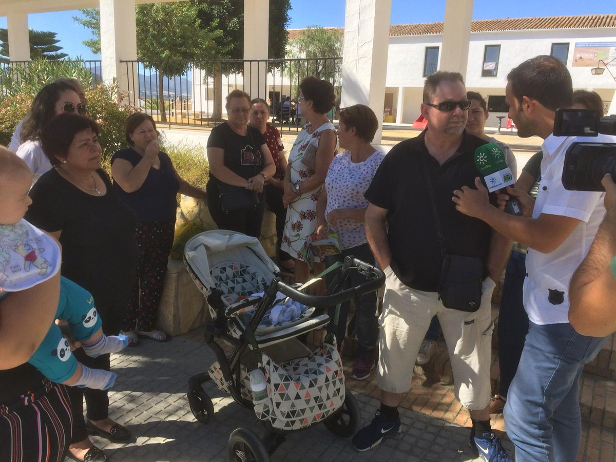 juancarlosgc81's tweet photo. Esta parada lleva tiempo sin ver un autobús pasar.. Villafranco del Guadalhorce nos pide ayuda. Se quedan aislados casi todo el día.. Pero hoy ha habido sorpresa. Lo verán en @adirecto @canalsur #aislados #nohaybus #sinmedico #sinbanco #sintransporte #protesta #queremosautobus https://t.co/iJkVssXFdL