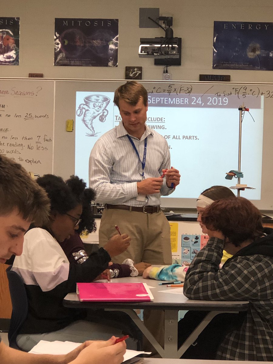 MurrayStateTQI's tweet photo. Kenneth Lang, PDS teacher in Mr. Tim Franklin’s science class at @PaducahMS, is teaching students how to use the Engineering Design Process to create ink pen designs. #MurrayStateTQI #MurrayStatePDS @bluetornado1 https://t.co/DmCtieDT6e