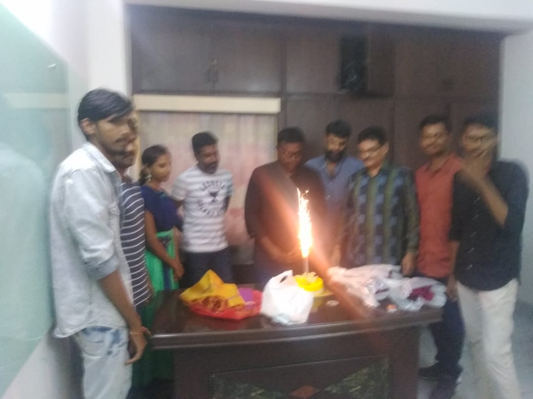 dheerudheeraj22's tweet photo. And #iSmartShankar hits 70days #ismartblockbuster celebrations by Karimnagar fans in Sravanthi Movies Production House @ramsayz @AgerwalNidhhi @NabhaNatesh @PuriConnects @purijagan @Charmmeofficial @SravanthiMovies @TeamRaPo @imchanukya @TrendRAPO #Tollywood https://t.co/kOcSWGKiV2