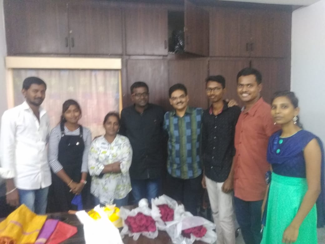 dheerudheeraj22's tweet photo. And #iSmartShankar hits 70days #ismartblockbuster celebrations by Karimnagar fans in Sravanthi Movies Production House @ramsayz @AgerwalNidhhi @NabhaNatesh @PuriConnects @purijagan @Charmmeofficial @SravanthiMovies @TeamRaPo @imchanukya @TrendRAPO #Tollywood https://t.co/kOcSWGKiV2