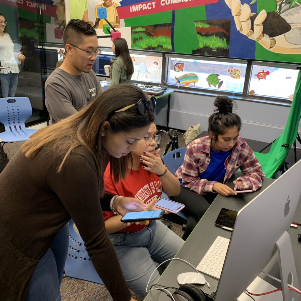 iamtheschutz's tweet photo. Future teachers processing Freebody and Luke’s 4 Resources Model @UIC_CollegeofEd #MakeGoodLab. @UIC_Literacies https://t.co/6zbUTQNwpU