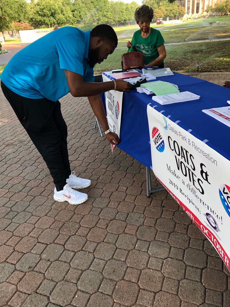 CommunitySMU's tweet photo. HAPPY NATIONAL VOTER REGISTRATION DAY @SMU!!! Volunteers from @linksinc Trinity Chapter are setting up and already registering students! @CityOfDallas @DallasParkRec 

📍 #FLAGPOLE until 2:00 pm https://t.co/lPmh1A2WjS