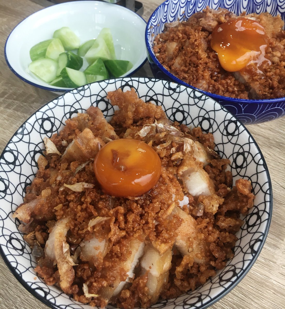 puffyxl's tweet photo. ข้าวหมูทอดน้ำปลาไข่ดอง ร้าน Grab Me Salad &amp; Moo ตรงอโศก อร่อยมากกแก กินกับน้ำจิ้มพริกเกลือ ฟินน แล้วเขามีแป้งทอดเกล็ดๆโรยให้ด้วย กรุบกรอบ ของชอบเลย ติดใจสุดๆ  #อร่อยไปแดก https://t.co/q2u0jtTGtb