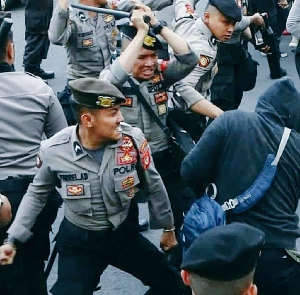 ULTXJBR1987's tweet photo. Negaramu sedang dikuasai gerombolan bangsat seperti ini, lalu kalian hanya sibuk baku hantam demi suatu perpecahan.

Bangun, robohkan ego kalian masing masing karena tanah tempatmu berpijak sedang tidak baik-baik saja! https://t.co/rDj6TOQ4fi