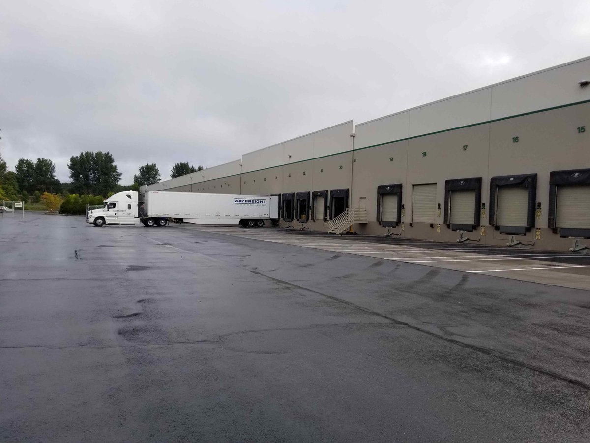 WayfreightTruck's tweet photo. First to rise. First to grind. When you're sitting at the shipper waiting for them to open, that means you're first one back on the road! 

Credit to driver Clint Tambasco for being a grinder! #trucking #truckinglife #riseandgrind #wayfreight https://t.co/a7HnDWmyxm