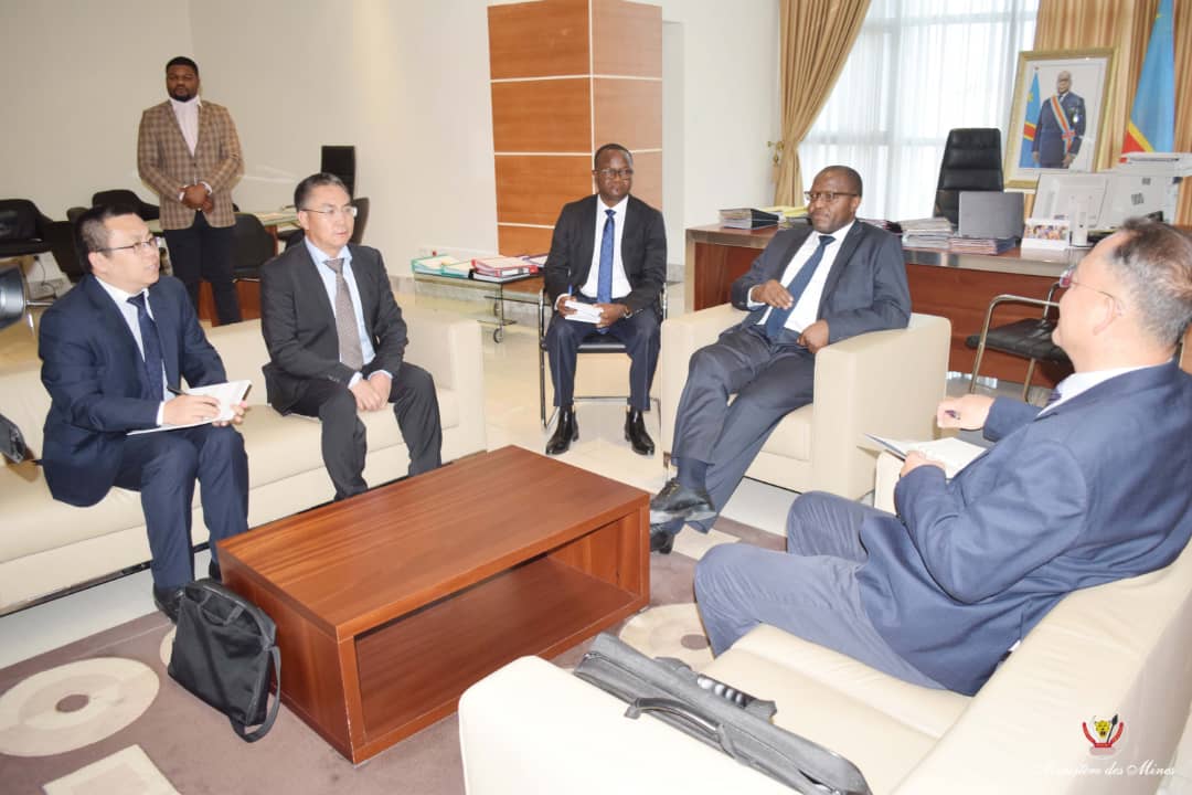 Des operateurs miniers reçu par Le ministre. le nouveau patron du secteur  ne s'offre pas un moment de répit. Willy Kitobo, a reçu dans son cabinet de travail, Cheng Yong et Margon Directeur Général de Ruashing  Mining et Directeur Général adjoint de Lualaba Copper Smelter.