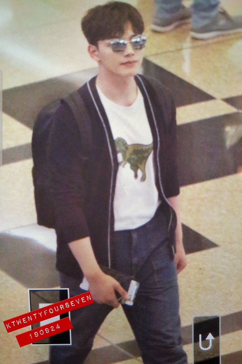 Ktwentyfour7's tweet photo. [PREVIEW] 190924 #YeoJinGoo 👋👋
SINGAPORE CHANGI AIRPORT DEPARTURE (2)

#여진구 #9oo그램 #YeoJinGooinSG
@Actor_Yeo https://t.co/F4y3sL1Ay1