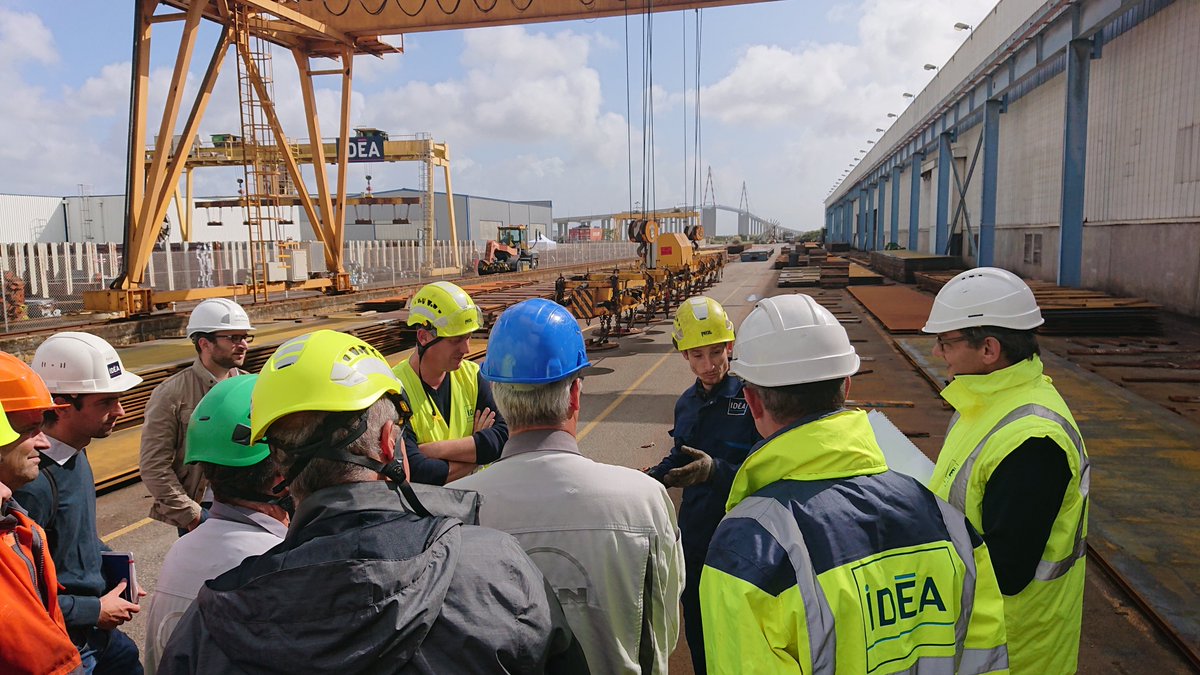 pole_pasca's tweet photo. Démonstration chez @Groupe_IDEA de la télécommande ergonomique et portative #ComHAND de @Siatech_SAS permettant un pilotage mains-libre aux pontiers. @pole_pasca #pasca4 https://t.co/dCbYgcggLV