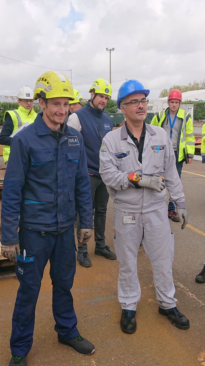 pole_pasca's tweet photo. Démonstration chez @Groupe_IDEA de la télécommande ergonomique et portative #ComHAND de @Siatech_SAS permettant un pilotage mains-libre aux pontiers. @pole_pasca #pasca4 https://t.co/dCbYgcggLV