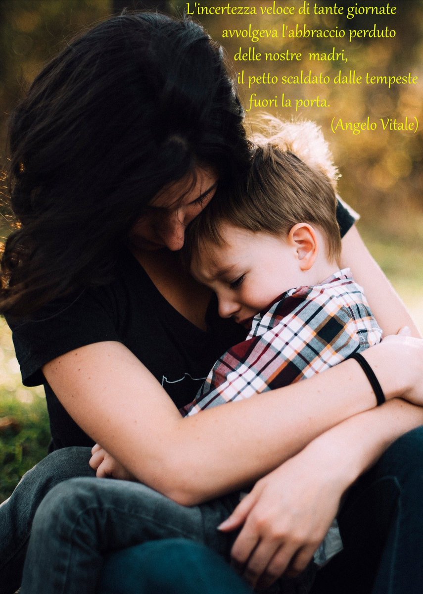 CapitanoBellodi's tweet photo. Il #poetuber fotografa il grande abbraccio ristoratore per un bambino #IlTrenoDeiBambini con #CasaLettori @PoesiaeVita https://t.co/5lIhDUj5oM