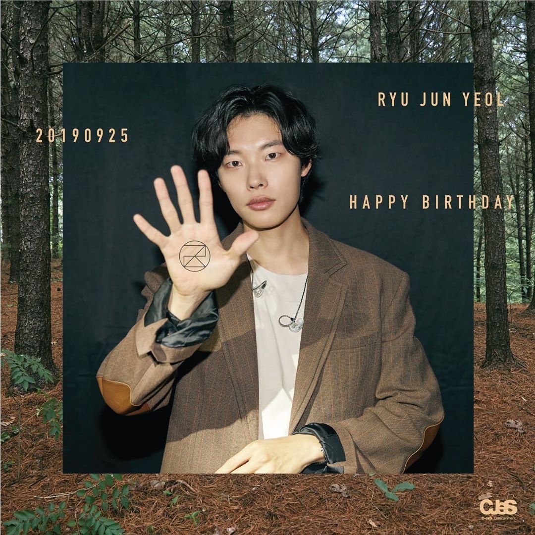 #HappyRYUsday #류준열
간만이지만 여전히 좋아하고 있어요🤫💕 생일 축하행 힣 내년에도 꼭 나는 거기 .. 너는 여기 ...