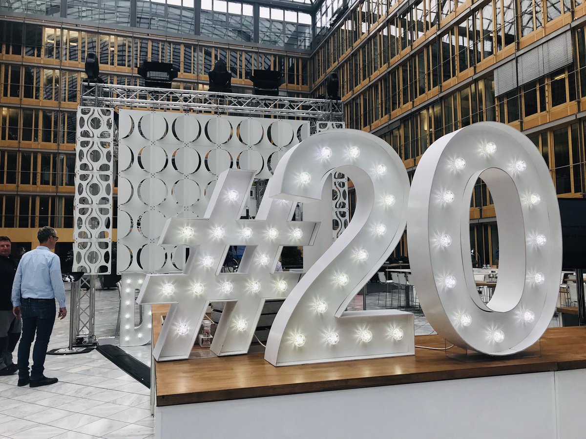 ChristophSprich's tweet photo. Gleich geht es los: Feierlichkeiten zu #20 Jahren Haus der deutschen Wirtschaft. 13 Jahre davon habe ich hier beim @Der_BDI und mit @DIHK_News und @DieBDA verbracht. Tolle Zeit, mächtig was erreicht 💪🏻 für den Standort Deutschland 🇩🇪, tolle Kollegen 👩🏻⚖️👨🏻⚖️👨🏼⚖️👩🏽💼. Weiter so, HdW! https://t.co/aCvK5dofHG