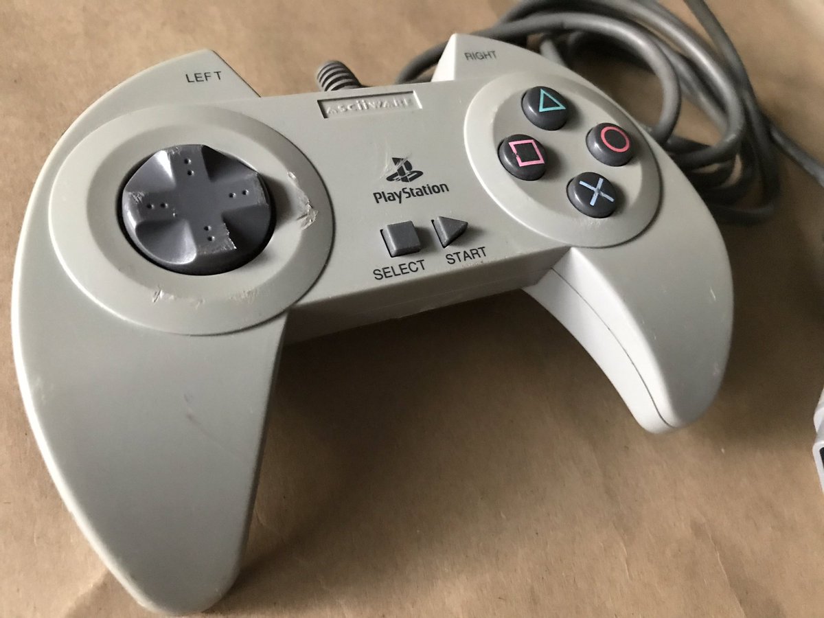 _Ewlbo's tweet photo. I also found an #asciiware #PlayStation #Controller and took it home 😏
There are traces of use, that I’d categorize as “patina“ 🧐

#PlayStation1 #retroconsoles #retro #retrogaming #sony #psx #retrogamescon https://t.co/blDTTmjegn