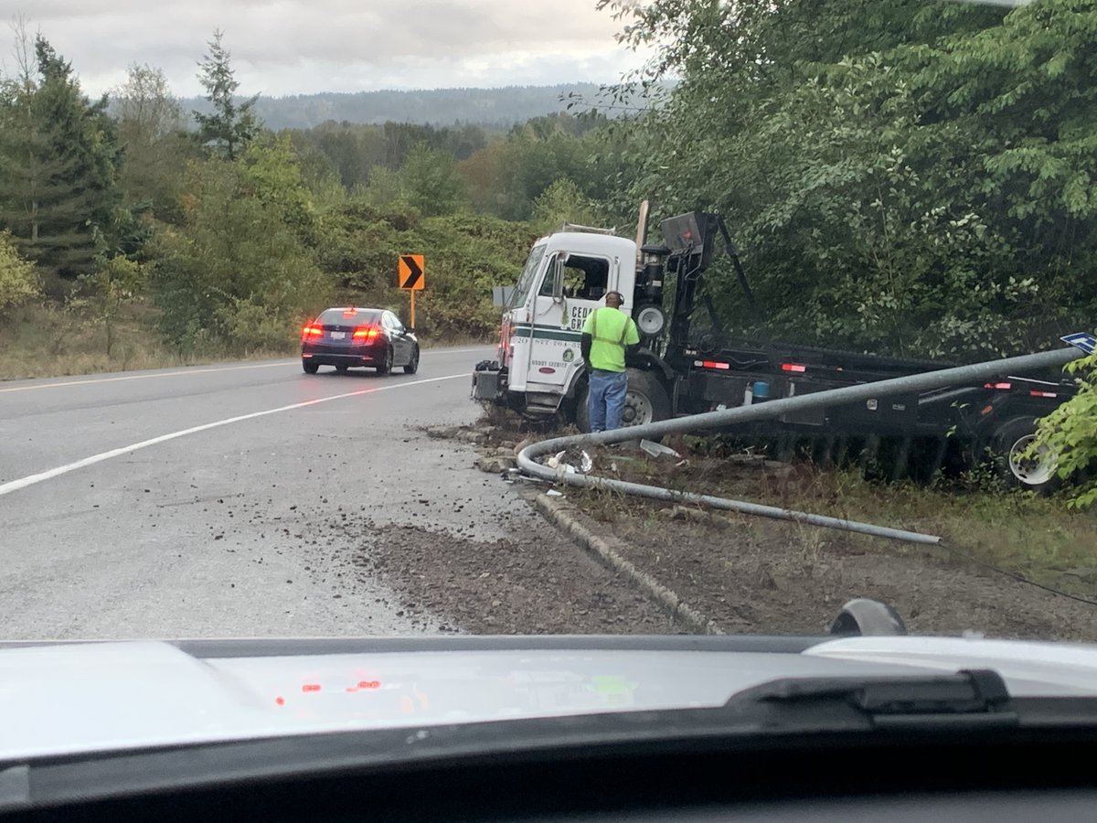 wspd2pio's tweet image. Pic from a collision EB 520 near West Lake Sammamish.  Just the one vehicle and no injuries except to the pole.  #UseCaution through the area.  Picture credited to Trooper Klukas!