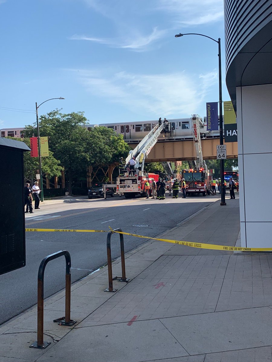 zvezkubat's tweet image. My neighbor just shared this photo of the @cta #brownline fiasco in my neighborhood. Hoping everyone is okay!