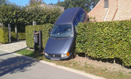 Au lieu de freiner après avoir reculé, cette conductrice a accéléré tellement fort qu’elle a grimpé sur la haie de la maison qui était derrière ! 

Pour le permis de conduire c’est mort, par contre le permis taille haie, c’est validé.😂 #CCauetSurNRJ