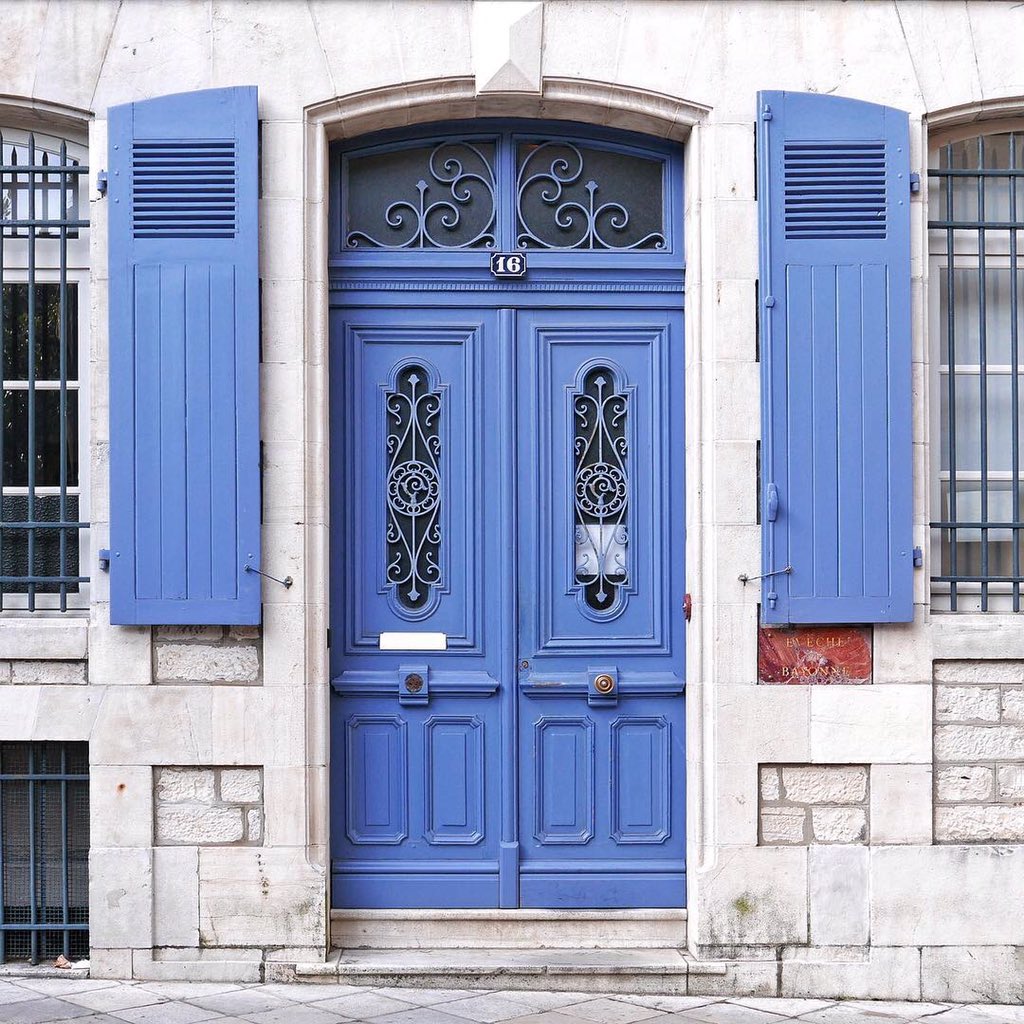 شبّهتُ حسنائي التي أحببتُها
بالبدرِ فاكتأبَتْ وطال بكاؤها

قالت: ظَلَمْتَ الطُّهرَ كيف جعلتَني
في الجوِّ سافرةً يُهانُ حياؤها

والبدرُ يُدرِكُهُ الخُسوفُ فيَنطفي
ومحاسني لا تنطفي أضواؤها

فعلمتُ حينئذٍ بأن حبيبتي
نَفْسِيّةٌ ومِن المُحالِ شِفاؤها!

#وزارة_التعليم  #الباحة