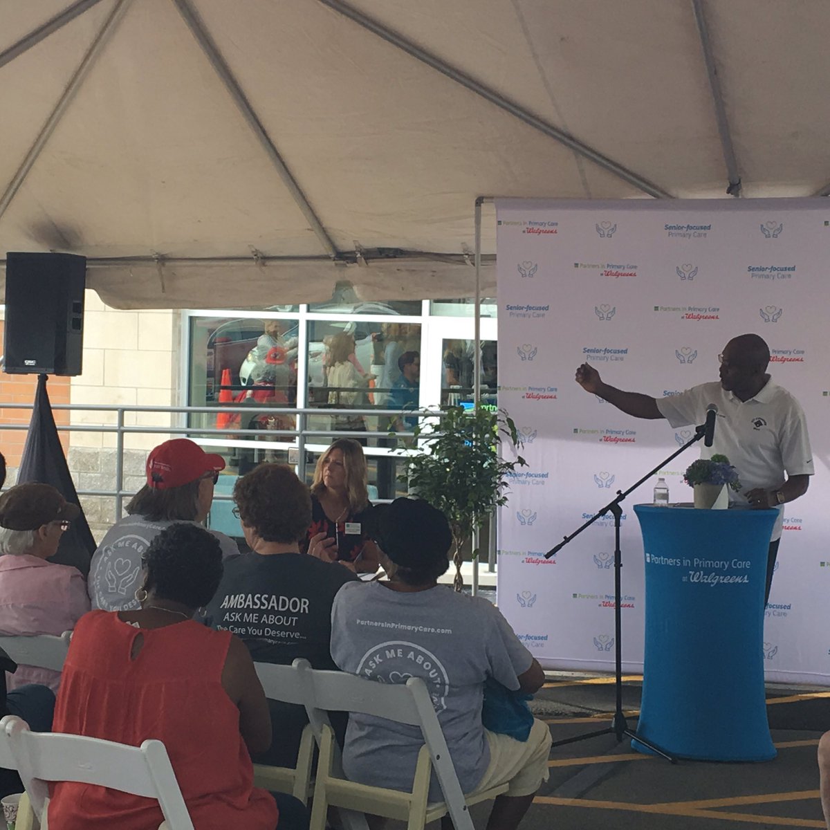 CityofGrandview's tweet photo. Mayor Leonard Jones delivers a proclamation to @Walgreens and #partnersinprimarycare celebrating their new partnership in #Grandview and dedication to serving our seniors. #BuildingTomorrowsCommunity https://t.co/wbxIMRqSi4