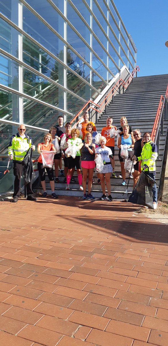 PLOGGING. Dat is wat de loopgroep van atletiek vereniging Energie onder leiding van trainer Marina Witkamp op " World Clean up day" deed bij Station Barendrecht.
Plogging komt uit Zweden en is al Joggend het afval en zwerfvuil opruimen. Helaas was er veel opgeruimd.