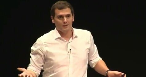 Xuxipc's tweet photo. -Hay cosas más importantes que la exhumación de Franco.
-¿Qué cosas?
-Eh...los libros de Kant, por ejemplo. https://t.co/7HqD3BcVOf