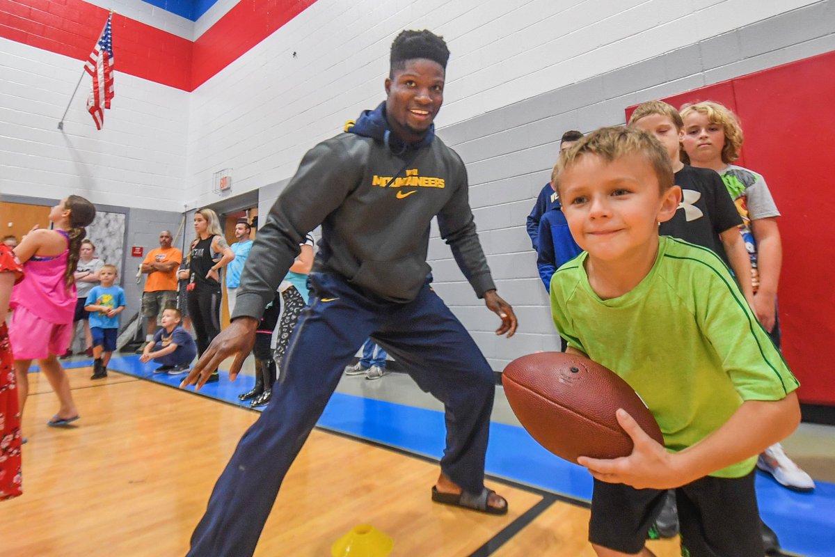 WillJohnson_6's tweet photo. Taking advantage of the bye week with community service. #HailWV https://t.co/QvcO4QRV5y