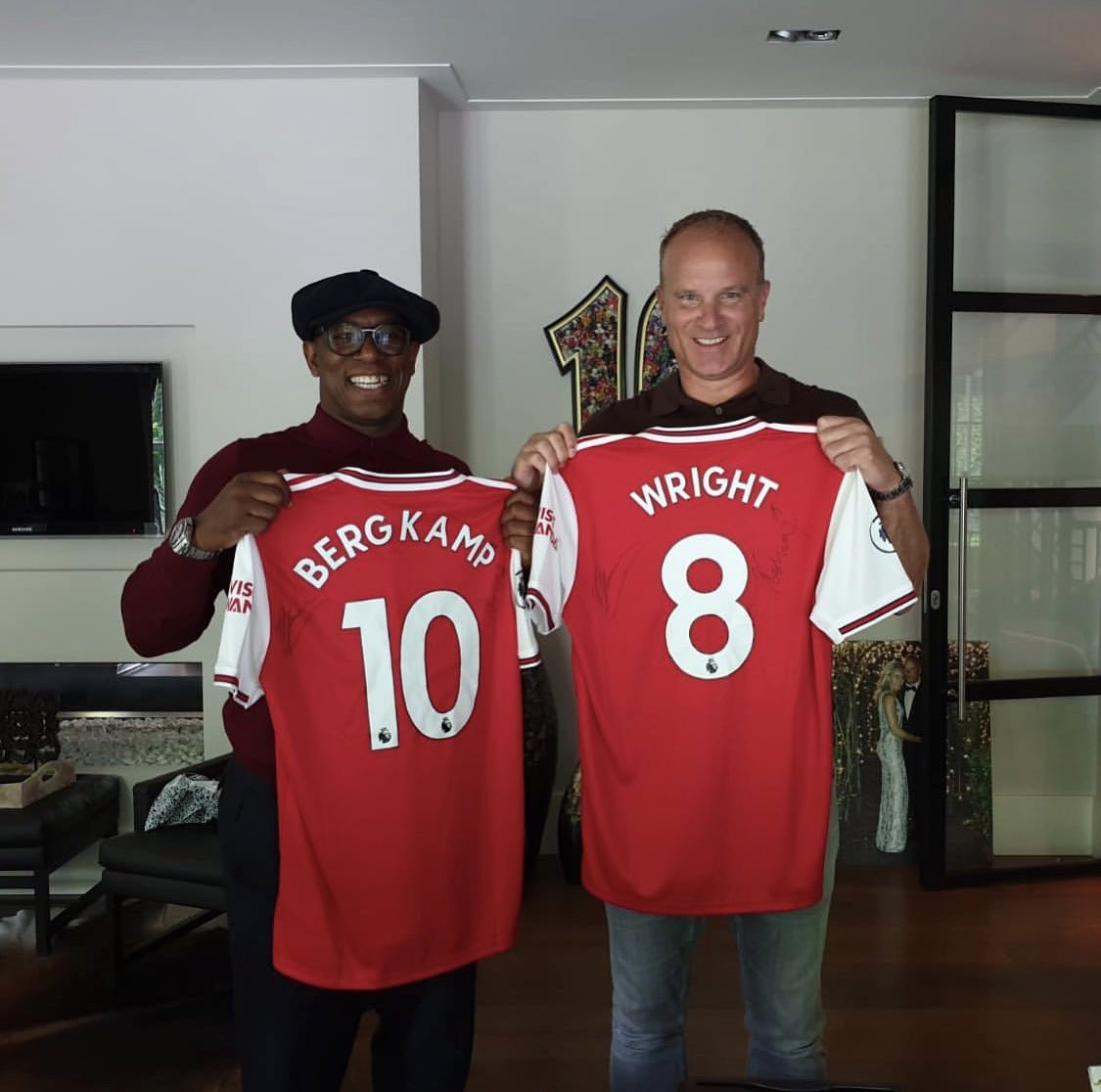 Arsenal's tweet photo. Our legends > your legends 

What a photo! 😍

📸 officialdennisbergkamp on Instagram https://t.co/BmOAmDWeTw