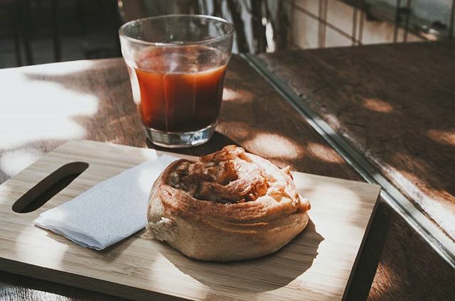 A gente nunca se cansa desse café extraído na Aeropress, ainda mais acompanhado de um cinnamon roll. ift.tt/2mUbDxG