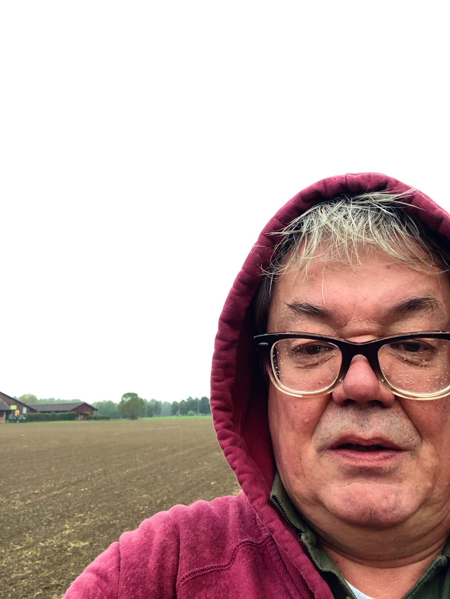 GeroldSchlegel's tweet photo. #GSchribig „rasiert“ u zFuess ungerwegs. Ohni Schirm jetz eifach viel kälter u nass... https://t.co/4ANR9U3wMg