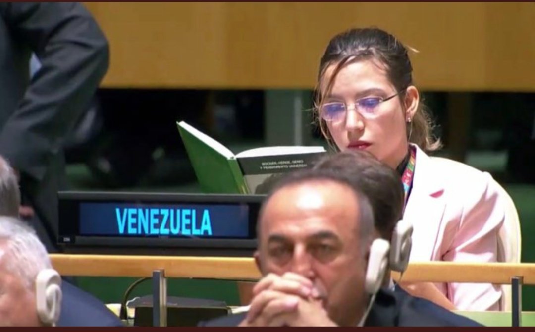 #24Sep Este es el libro que leía  mientras @realDonaldTrump, profanaba a la Asamblea General de la  #ONU con su discurso xenófobo e imperialista. Que viva Bolívar! Que viva Venezuela! Que viva el pueblo venezolano que no se doblega ante  imperio alguno! #HandsOffVenezuela