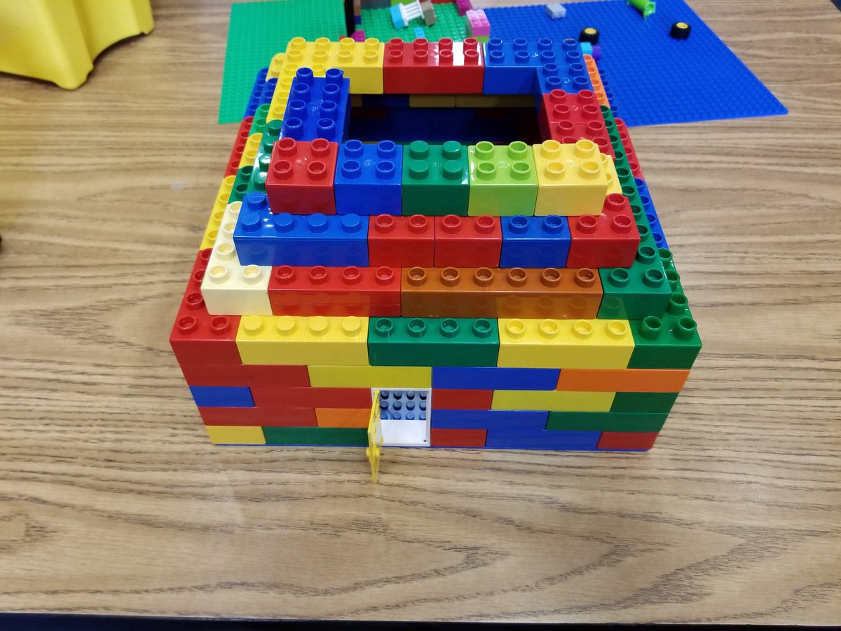 BCSMSHS's tweet photo. Students being creative! #BCSLibrary #BCSmoments #BCSmakerspace https://t.co/MOrl1q5Jjy