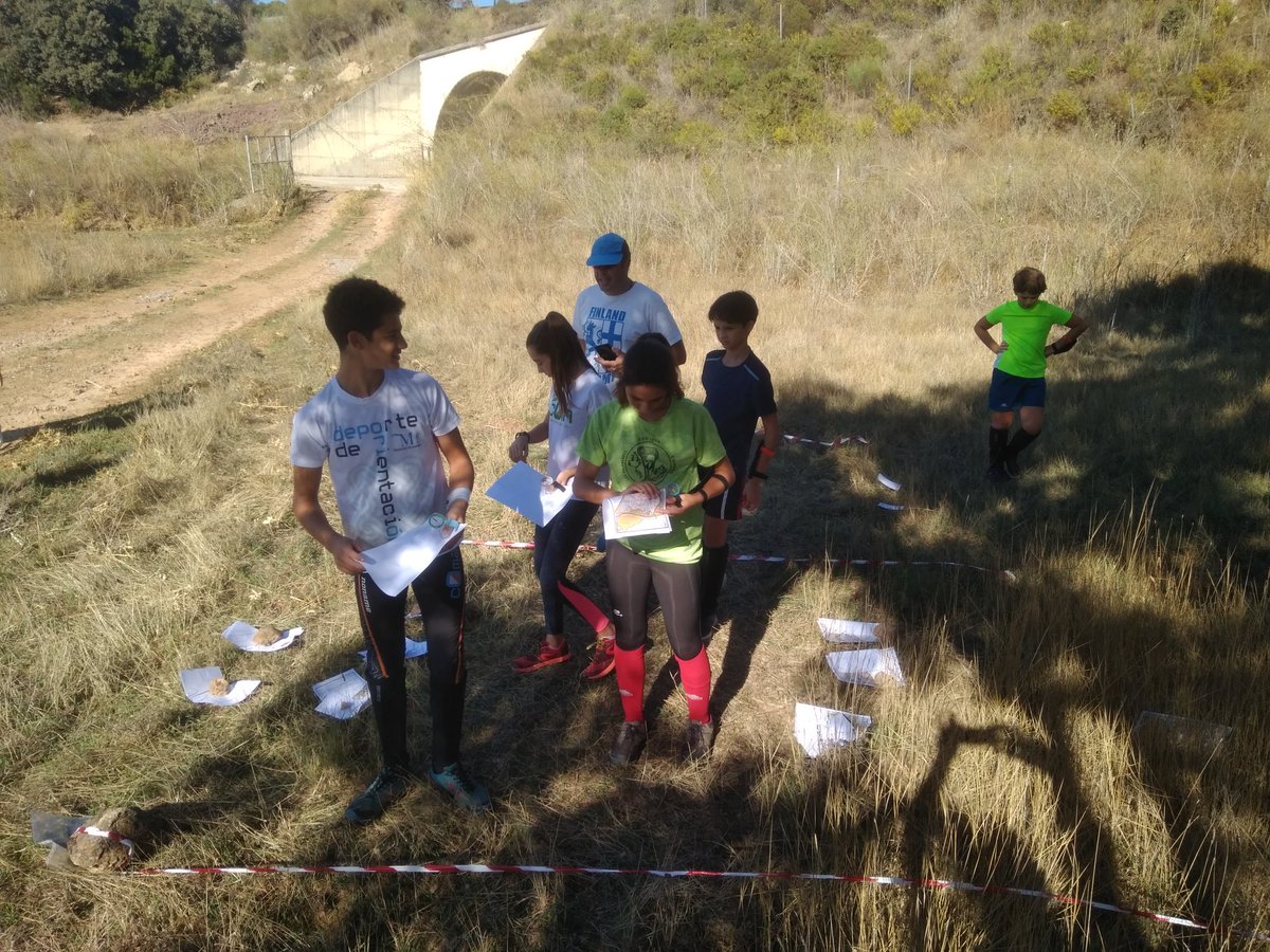 Clubcoma's tweet photo. Comenzando el último entrenamiento con mapa antes del #Cadeba2019 #DeporteOrientacion https://t.co/dW0W6A7p8x