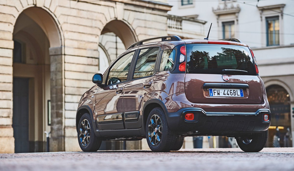 SiteVelotche's tweet photo. #Fiat dévoile sa chic #Panda City Cross by #Trussardi uniquement disponible en marron Caffè Italiano mat ou métallisé, à partir de 14 990 Euros. https://t.co/sburk8Rrif