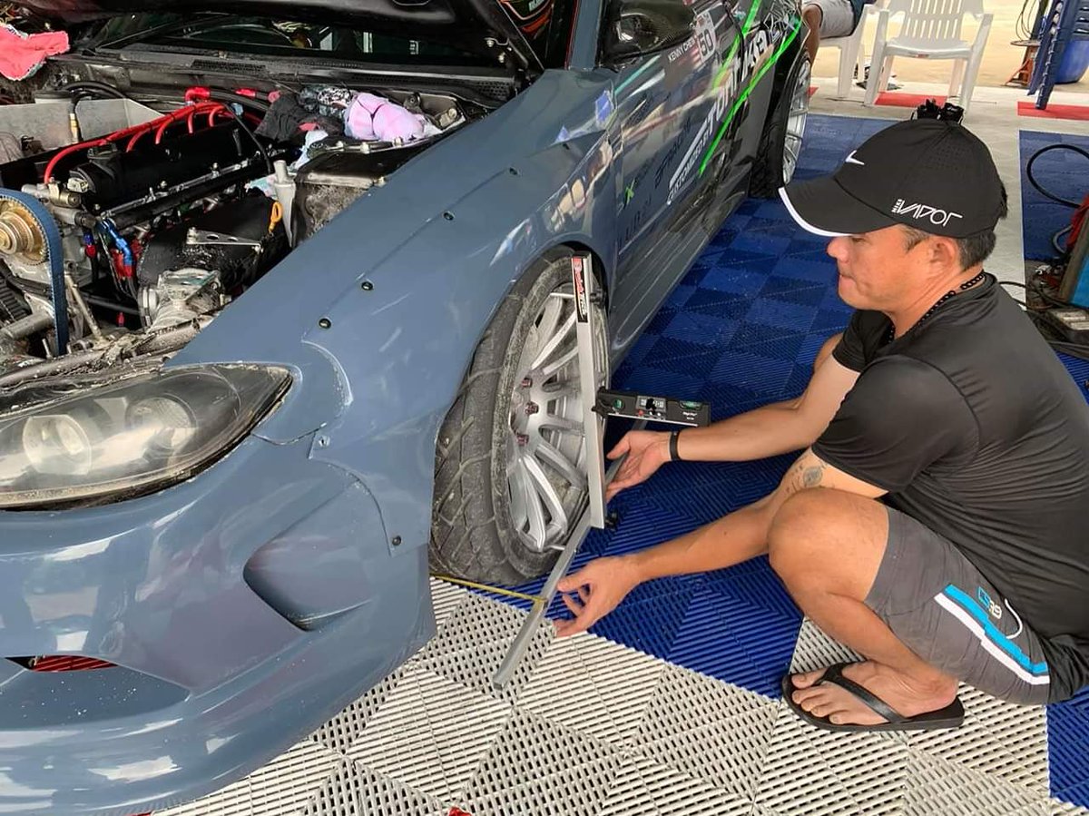QTAlignment's tweet image. #QuickTrickTuesday
Coming to us from Thaliand! Sornpanya getting his S15 ready to go for a drift comp with the #QuickTrick Slider kit. 

Used by racers, drivers and mechanics across the world. 
Find the kit that suits your needs on
Quicktrickalignment.com

#drift #diyalignment
