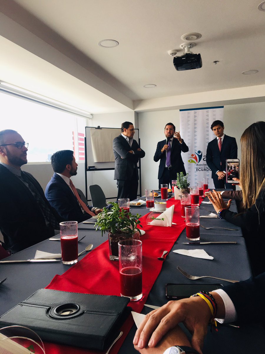 Luchitolevoyer's tweet photo. Encuentro empresarial  CEO de CHUBB Seguros @AJE_Quito  @ajeecuadororg https://t.co/buPb2QfmAQ
