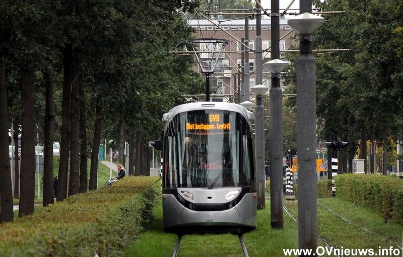OVnieuwsINFO's tweet photo. Sinds enkele dagen rijdt de nieuwe #15Gtram van het #GVB overdag zijn testritten door de stad. 

Op 24 september reed de tram (3003) op lijn 13.

P.S. Complimenten aan de (twitter)communicatie van het @GVBnieuws (met name ^NG) voor de up-to-date informatie over de #TestTram. https://t.co/i5VfsRU6PW
