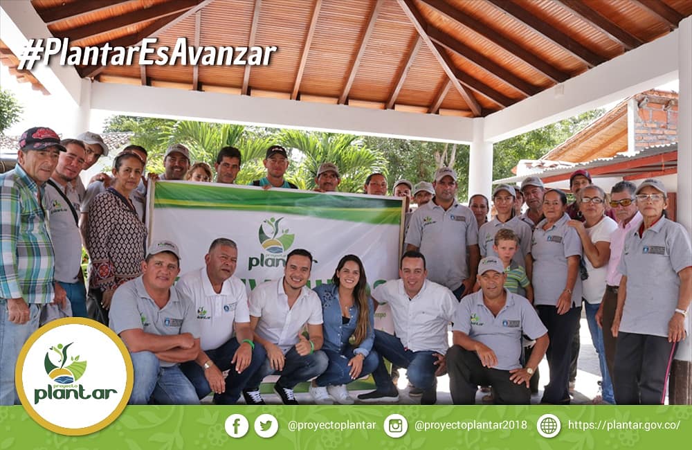 ProyectoPlantar's tweet photo. #PlantarEsAvanzar
En el marco del cierre del Proyecto Plantar, compartimos  e interactuamos con nuestros beneficiarios de Ocaña una jornada llena de grandes experiencias. Valoramos toda la labor de cada familia agricultora enfocada en la transformación del campo.👏👏👏 https://t.co/KLMbdMBRyz