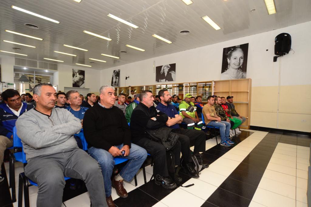 📌 #Deporte 
La #Secretaria de #Deporte del Sindicato de #Camioneros realizó la reunión para definir la final del #Torneo y la realización de la #Supercopa, el encuentro se realizó en la #Biblioteca de Camioneros del cual participaron #trabajadores de distintas empresas.