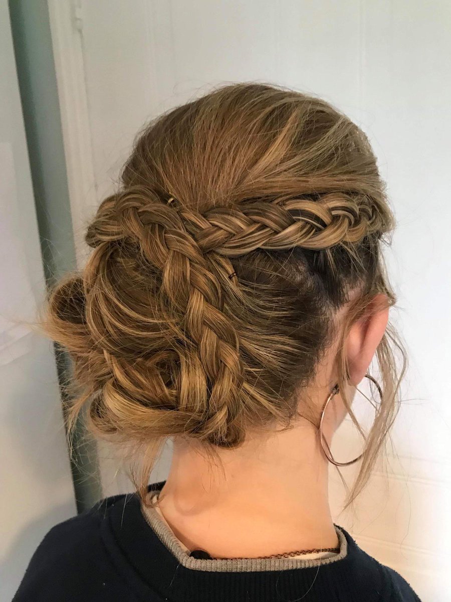 We're in love with this updo by Sophie! 😍Such an elegant style and perfect for a special occasion 💃#hairinspo #hairstyles