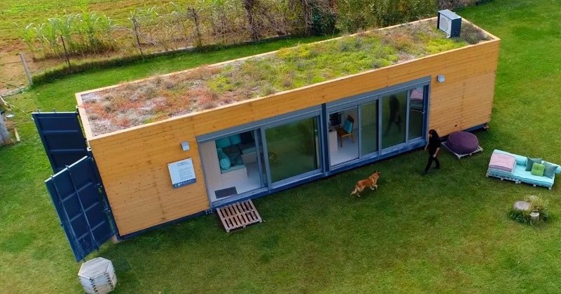 ContainersU's tweet photo. Now this is going green....#steelcontainers Reuse a shipping container and add a grass roof...found at https://t.co/uIStSY9cl9…/on-designing-stackable-bi… https://t.co/265FFcQq7U