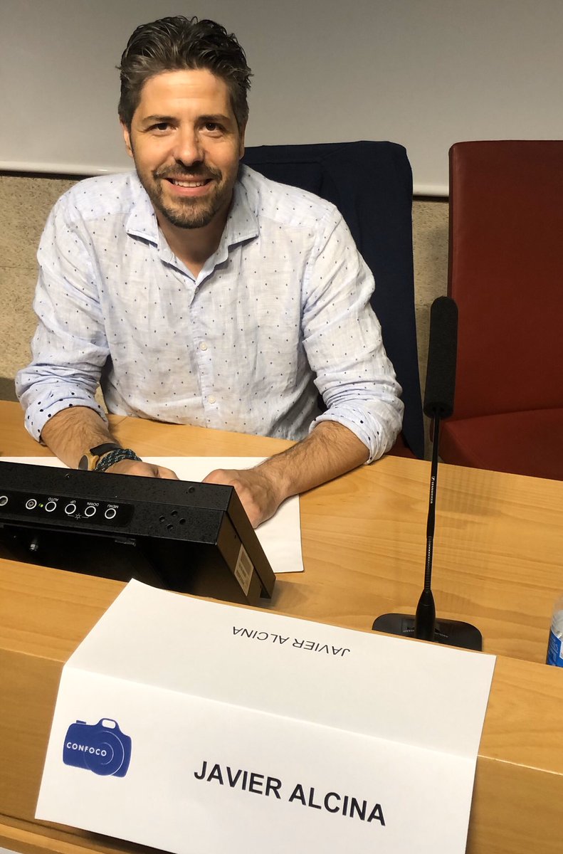 javieralcina's tweet photo. Día espléndido en #Madrid #CONFOCO 2019 #congreso #fotografia @UCMccinf @BIBLIOTECACCINF @unicomplutense
Mi ponencia versa sobre el #fotoperiodismo en #instagram
También celebrando el aniversario como #doctor y recogiendo mi título
🎊🍾👨🏻🏫 https://t.co/RTnciIEft9