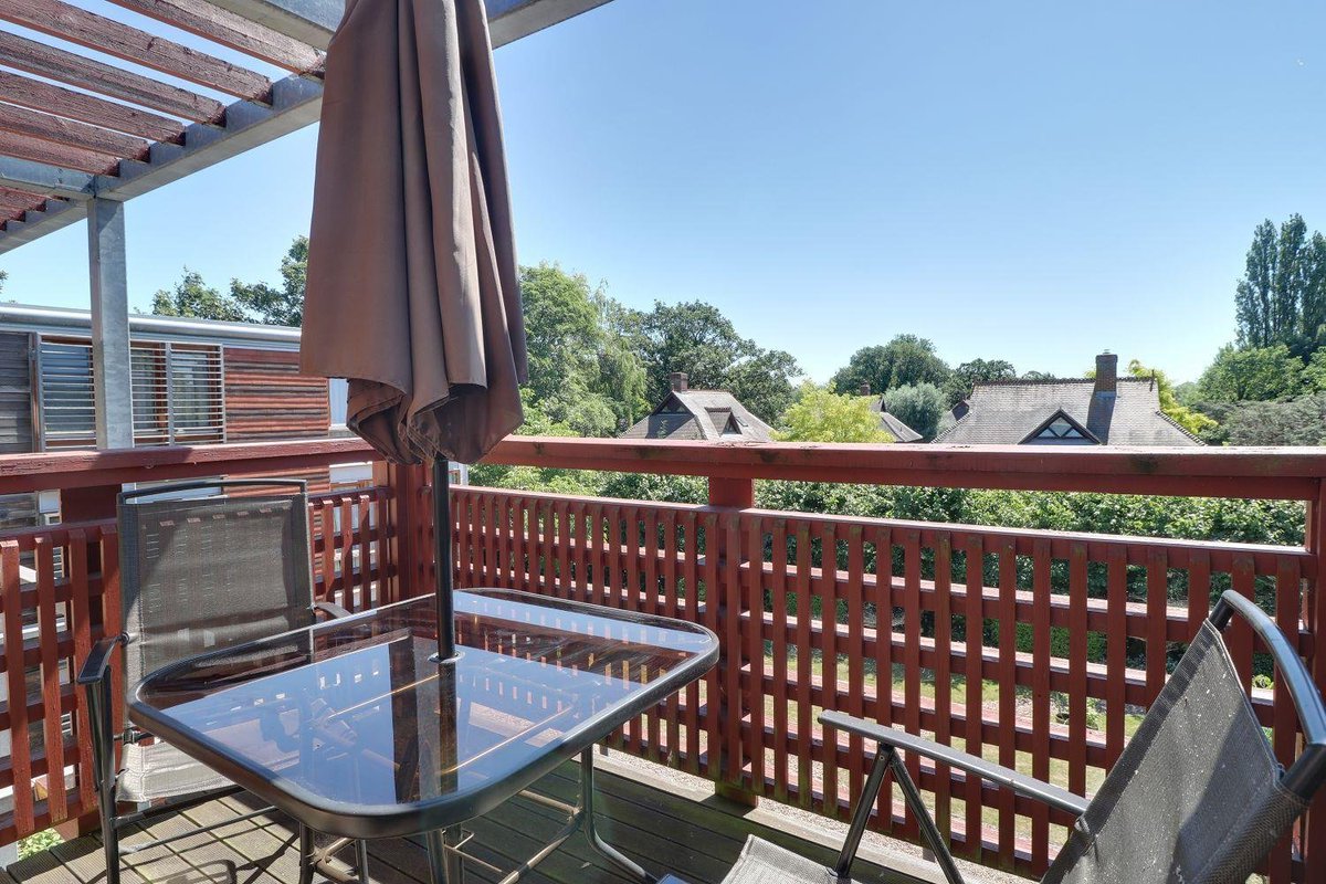 This two double bedroom, two bathroom apartment is found just north of the river in one of Cambridge's most sought after locations. flinklp.haart.co.uk/ForSaleV5/?pro…