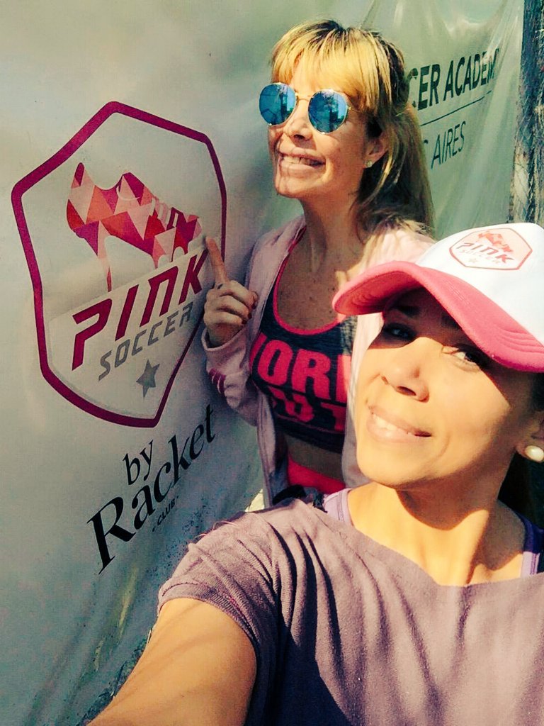 CarrieGKings's tweet photo. Y un día, inicias lo que nunca pensabas hacer, fútbol femenino! Pink Soccer con mi HermanAmiga Jaq🥰💪🏻⚽ @JakiDutra #RacketClub #PinkSoccer #FutbolFemenino https://t.co/89U2Aiyfoi