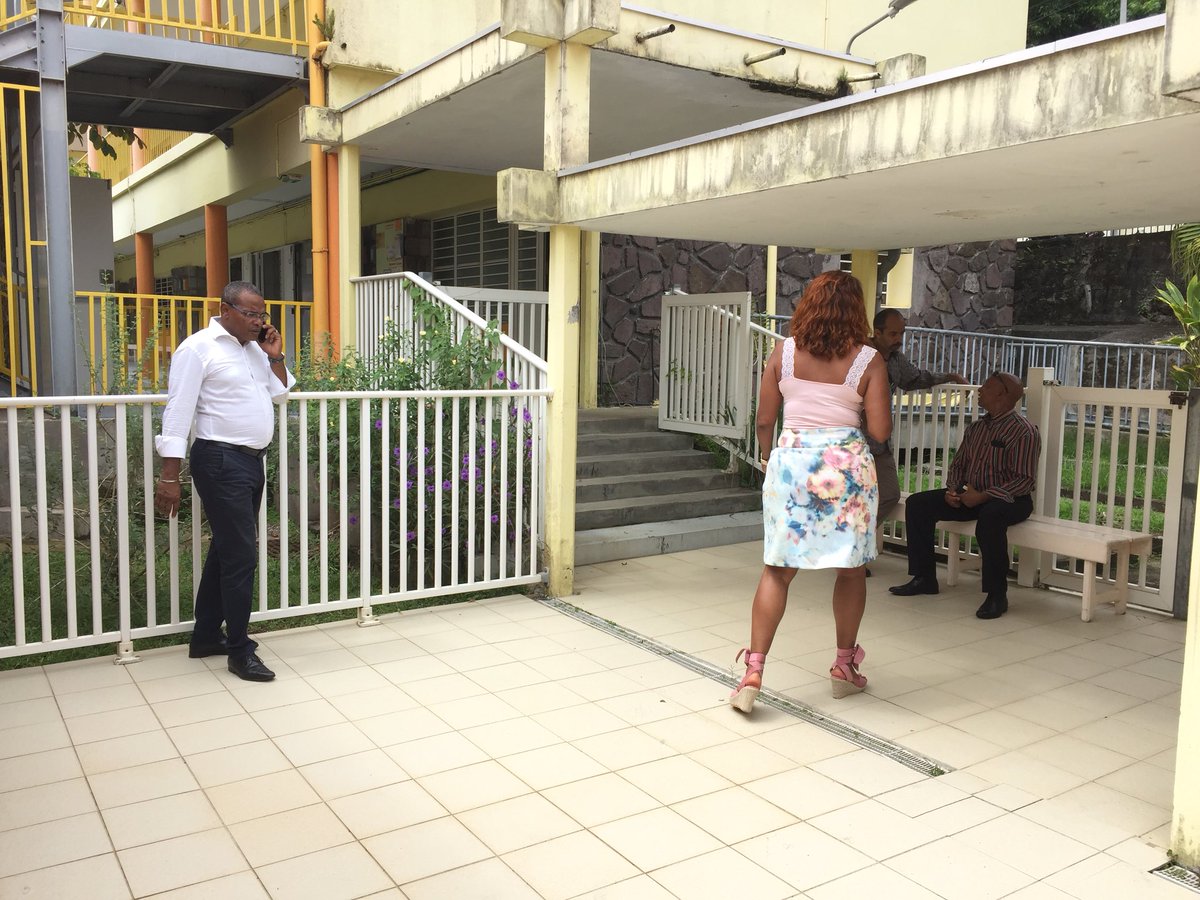 EcoleErmitage's tweet photo. @Laguerre_D en visite à l’école de l’Ermitage @CircoFdF1 https://t.co/sAy1bXV6w1
