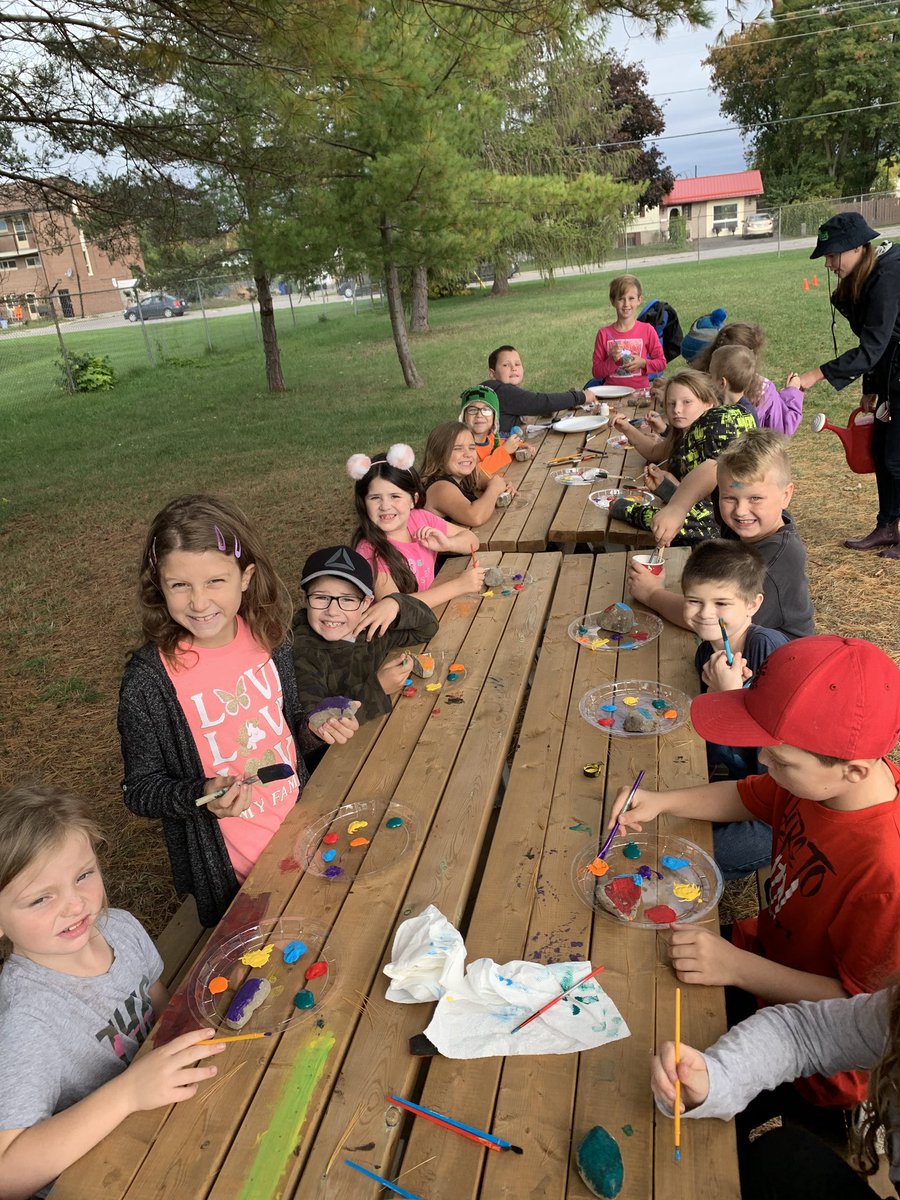 MissRyan10's tweet photo. We also enjoyed a scavenger hunt of the garden and some rock painting 🎨 #KAPSknights #makeeverydaycount @KingAlbertPS https://t.co/Sxfljwd73w