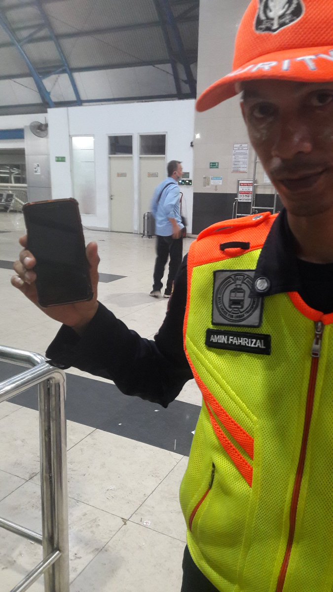 FaizMunandar's tweet photo. TWITTER PLEASE DO YOUR MAGIC!

Gw nemuin handphone di st. palmerah, kemungkinan punya mahasiswa yg demo tadi. Gw titipin ke satpam disana ya buat ditaro di lost and found. Sorry gw ga naro langsung karena ngejar kereta.

Terakhir, thank kamu2 Mahasiswa Indonesia #HidupMahasiswa https://t.co/LBqU4nypjp