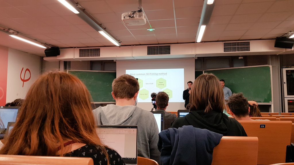 Début de la #conférence sur les principes de l'#impression3D, son utilisation dans le milieu de la santé et ses avantages. #engineering #3Dprinting