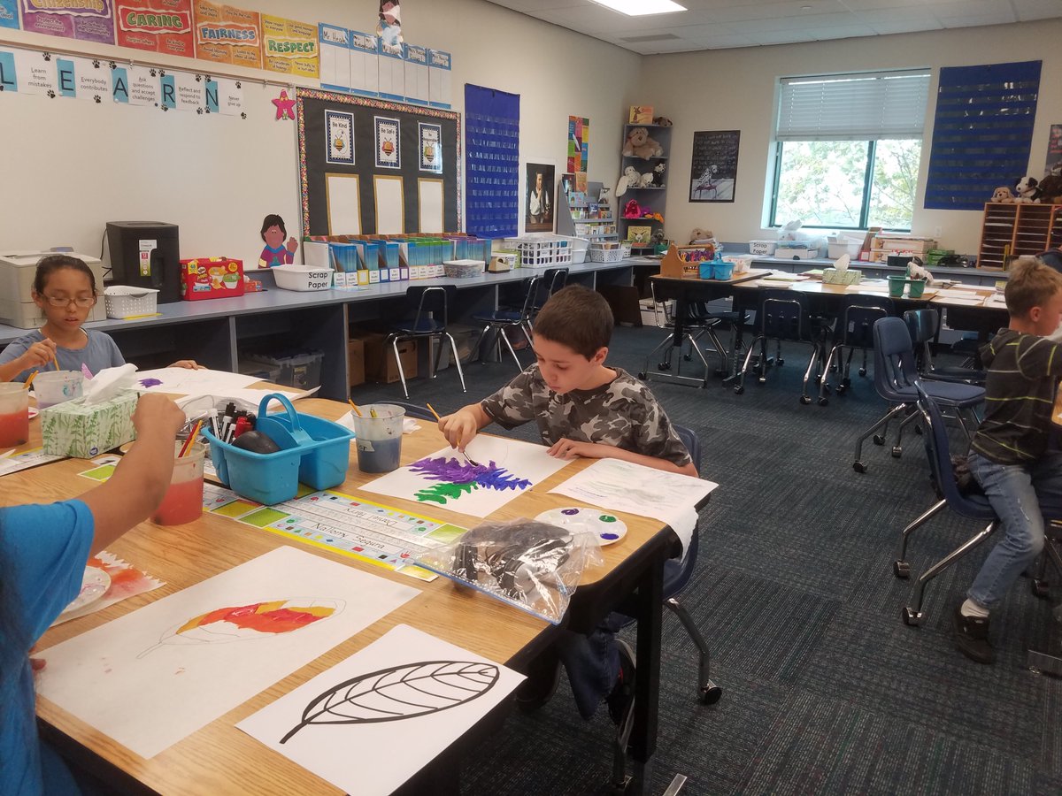 Aboriginal leaf painting with Mrs. Rossiter's class.  
#springcreekelementary #paintingisfun #welovelearning
springcreek.provo.edu/aboriginal-lea…